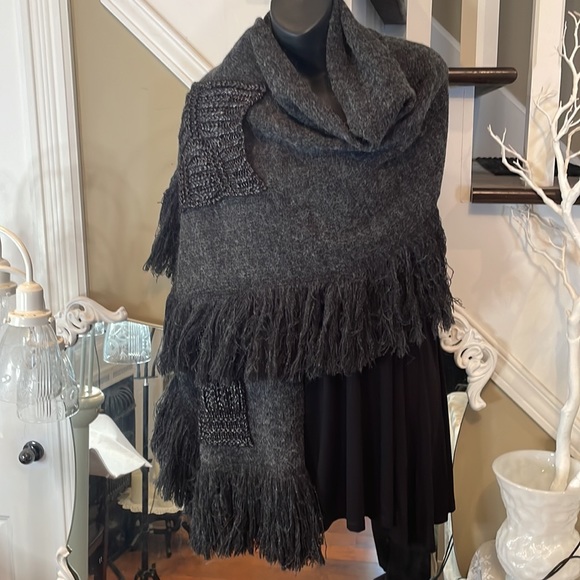 Grey Reading Shawl with Two Pockets - Picture 4 of 11